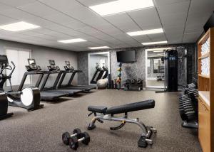 einen Fitnessraum mit mehreren Laufbändern und Trainingsgeräten in der Unterkunft Homewood Suites by Hilton Carle Place - Garden City, NY in Carle Place