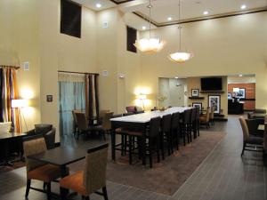 uma grande sala de jantar com mesa e cadeiras em Hampton Inn & Suites Jamestown em Jamestown