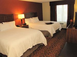 Postel nebo postele na pokoji v ubytování Hampton Inn & Suites Jamestown + 7 fotografií