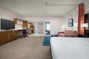 Habitación de hotel con cama y escritorio en Home2 Suites by Hilton Jacksonville, NC, en Jacksonville