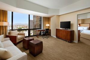 um quarto de hotel com uma cama e uma televisão em The Westin Bonaventure Hotel & Suites, Los Angeles em Los Angeles