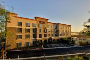 莫雷诺谷Hampton Inn & Suites Moreno Valley的街边的一栋大楼