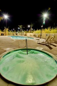 Hampton Inn & Suites Moreno Valley内部或周边的泳池