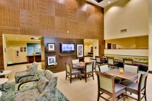 Hampton Inn & Suites Moreno Valley的电视和/或娱乐中心