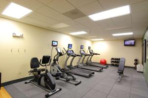 Hampton Inn & Suites Moreno Valley的健身中心和/或健身设施