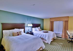 Hampton Inn & Suites Moreno Valley客房内的一张或多张床位