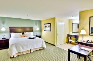 Hampton Inn & Suites Moreno Valley客房内的一张或多张床位