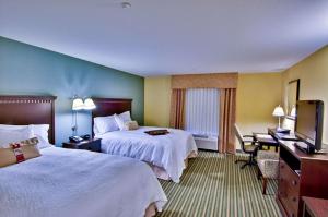 Hampton Inn & Suites Moreno Valley客房内的一张或多张床位
