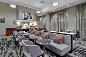- une salle d'attente avec des canapés, des tables et des chaises dans l'établissement Homewood Suites by Hilton Edgewater-NYC Area, à Edgewater