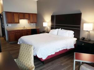 um quarto de hotel com uma cama grande e uma cozinha em Hampton Inn Johnstown em Geistown