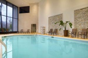 uma piscina num hotel com cadeiras e uma mesa em DoubleTree by Hilton Hotel & Executive Meeting Center Somerset em Somerset