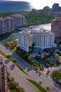 widok z powietrza na duży budynek nad oceanem w obiekcie GALLERY One - A DoubleTree Suites by Hilton Hotel w mieście Fort Lauderdale