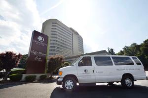 un furgone bianco parcheggiato di fronte a un edificio di DoubleTree by Hilton Fort Lee/George Washington Bridge a Fort Lee