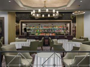 a restaurant with tables and chairs and a bar at DoubleTree by Hilton Fort Lee/George Washington Bridge in Fort Lee