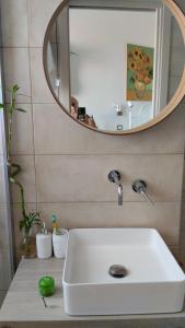 bagno con lavandino bianco e specchio di Catania Centre Urban Art B&B a Catania
