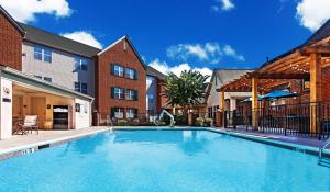uma piscina num complexo de apartamentos em Homewood Suites by Hilton Greensboro em Greensboro