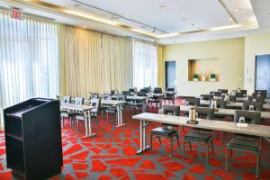 sala konferencyjna ze stołami i krzesłami oraz podium w obiekcie GALLERY One - A DoubleTree Suites by Hilton Hotel w mieście Fort Lauderdale
