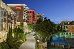 Hampton Inn & Suites Greenville-Downtown-Riverplace في غرينفيل: تقديم الستي ليفارد مع النهر والمباني