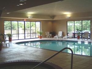 a large swimming pool in a hotel room at DoubleTree by Hilton Springdale in Springdale