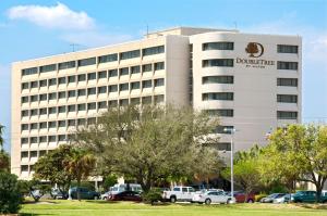 a building with the darien building at DoubleTree by Hilton Hotel Houston Hobby Airport in Houston