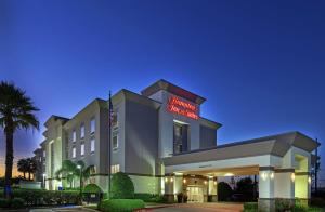 um hotel com uma placa que lê a Universidade Sheridan em Hampton Inn & Suites Houston-Bush Intercontinental Airport em Houston