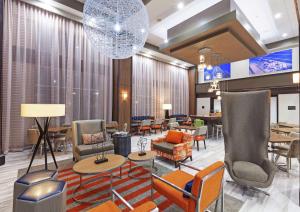 - un hall avec des chaises, des tables et un lustre dans l'établissement Hampton Inn & Suites Houston-Bush Intercontinental Airport, à Houston