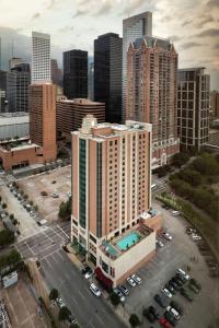une vue aérienne sur une ville avec de grands bâtiments dans l'établissement Embassy Suites Houston - Downtown, à Houston