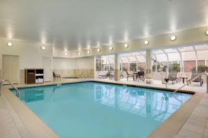 een groot zwembad met blauw water in een gebouw bij Homewood Suites by Hilton Houston-Westchase in Houston