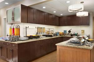 una grande cucina con armadi in legno e piano di lavoro di Homewood Suites by Hilton Houston-Westchase a Houston