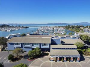 z powietrza widok na przystań z łodziami w wodzie w obiekcie DoubleTree by Hilton Hotel Berkeley Marina w mieście Berkeley