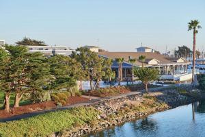 um resort com um rio e edifícios e palmeiras em DoubleTree by Hilton Hotel Berkeley Marina em Berkeley