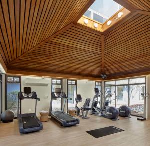 - une salle de sport avec un ensemble d'équipements d'exercice dans l'établissement DoubleTree by Hilton Hotel Berkeley Marina, à Berkeley
