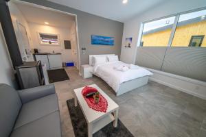 1 dormitorio con cama, mesa y sofá en Northern Lights Resort & Spa, en Whitehorse