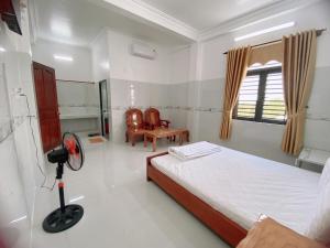 Postel nebo postele na pokoji v ubytování Nhà Nghỉ Hoàng Khanh