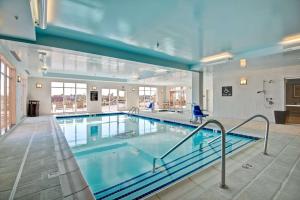 una gran piscina cubierta en un edificio en Homewood Suites by Hilton Greeley en Greeley