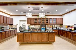 cocina grande con armarios y encimeras de madera en Homewood Suites by Hilton Greeley en Greeley
