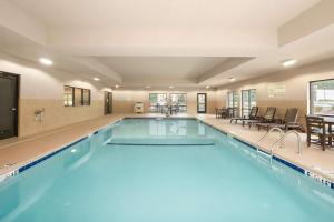 une grande piscine dans un hôtel dans l'établissement Hampton Inn & Suites - Lavonia, GA, à Lavonia