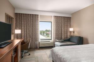 Cette chambre comprend un lit et une grande fenêtre. dans l'établissement Hampton Inn & Suites - Lavonia, GA, à Lavonia