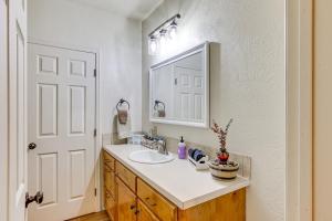 Ένα μπάνιο στο Updated Garden Valley Home with Fire Pit and Game Room +34 φωτογραφίες