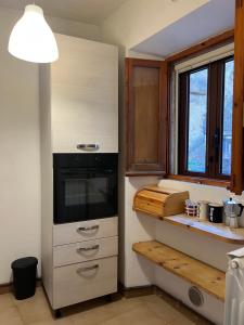 eine Küche mit einem Herd und einem Fenster in der Unterkunft casita verde in Scanno