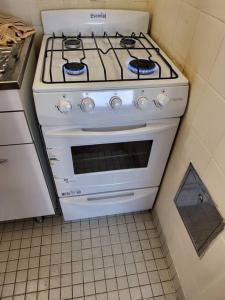 a white stove top oven in a kitchen at Genial con excelente ubicación in Buenos Aires