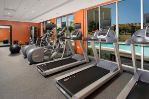 un gimnasio con equipo cardiovascular y una piscina en Hampton Inn by Hilton Hattiesburg, en Hattiesburg