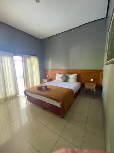 a bedroom with a large bed in a room at Pondok Dedik in Canggu