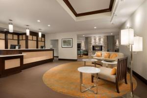 uma sala de estar com um sofá e uma mesa em Homewood Suites Jacksonville Deerwood Park em Jacksonville