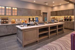 uma grande cozinha com armários de madeira e uma grande ilha em Homewood Suites by Hilton Trophy Club Fort Worth North em Trophy Club