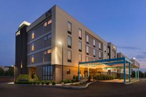 um edifício de hotel com um gazebo em frente em Home2 Suites by Hilton Downingtown Exton Route 30 em Downingtown