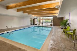 una gran piscina con agua azul en una habitación de hotel en Home2 Suites by Hilton Downingtown Exton Route 30, en Downingtown