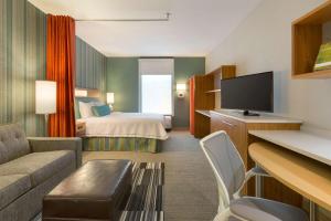 Home2 Suites by Hilton Downingtown Exton Route 30 في داونينغتاون: غرفه فندقيه سرير وتلفزيون