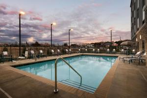 una gran piscina con sillas y un edificio en Hampton Inn Kernersville, en Kernersville