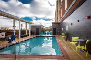 a swimming pool on the side of a building at Home2 Suites by Hilton Gulfport I-10 in Gulfport